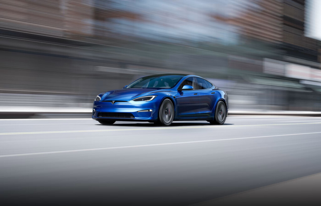 Modrá Tesla S Plaid v plné jízdě